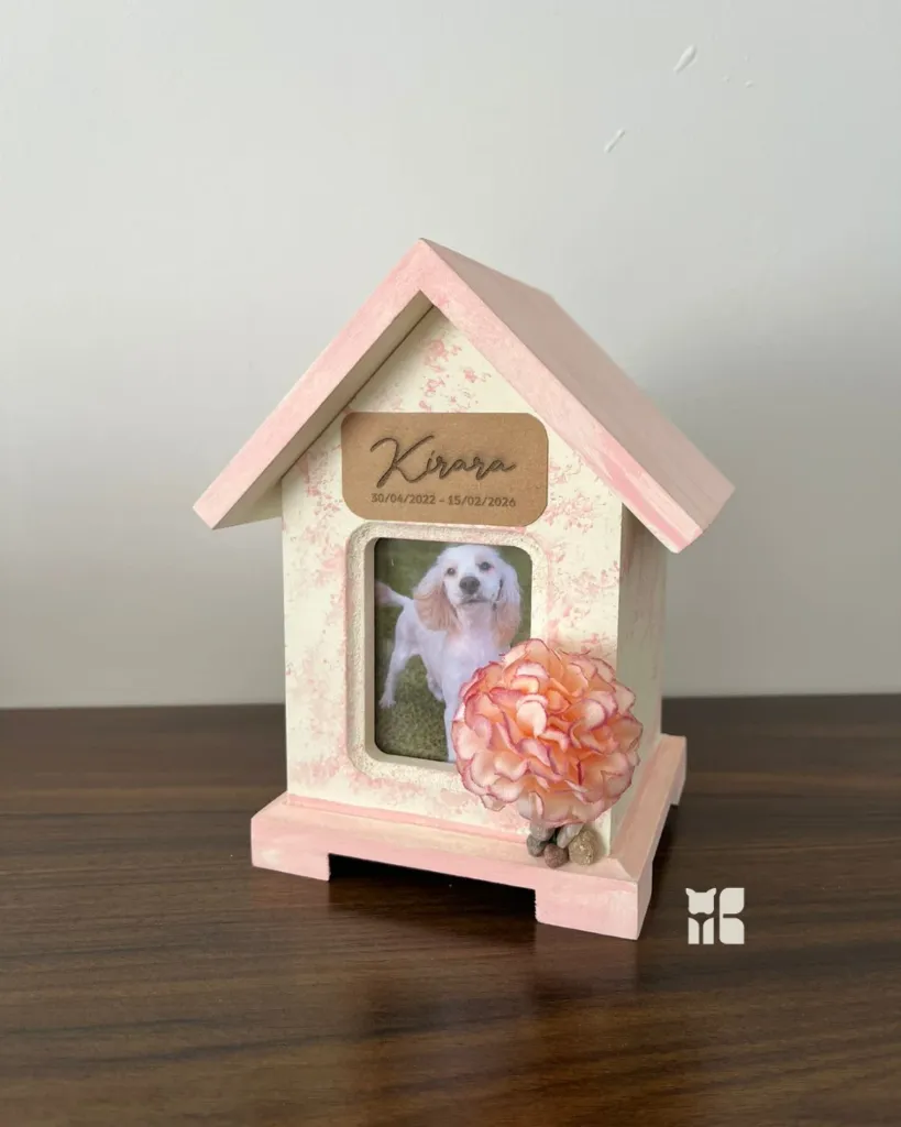 anfora_madera_casa_rosada_mascotas.webp